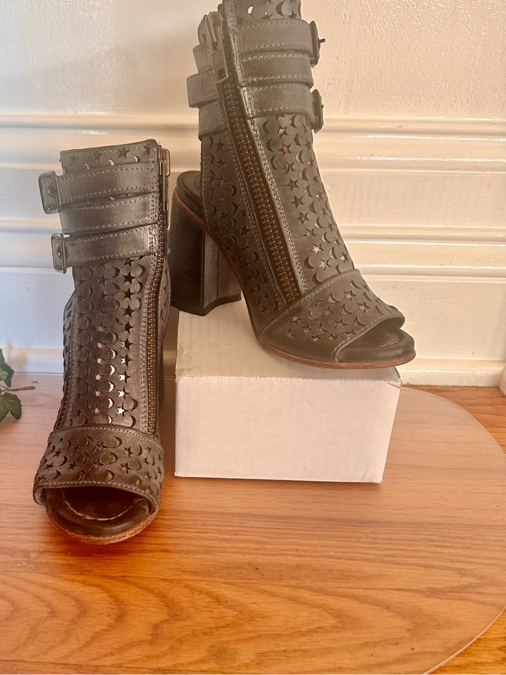 Freebird by Steven Theresa open toe sandal size 6